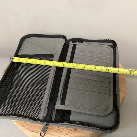 ⚫️ L L Bean Documents / Passport / Travel Organizer - Unisex - Excellent - Picture 9 of 12